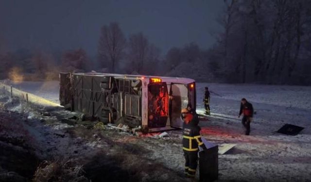 YOLCU OTOBÜSÜ DEVRİLDİ: 6 KİŞİ ÖLDÜ