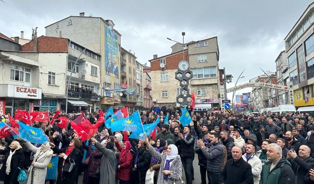 SALONA SIĞMAYINCA MEYDANA ÇIKTILAR